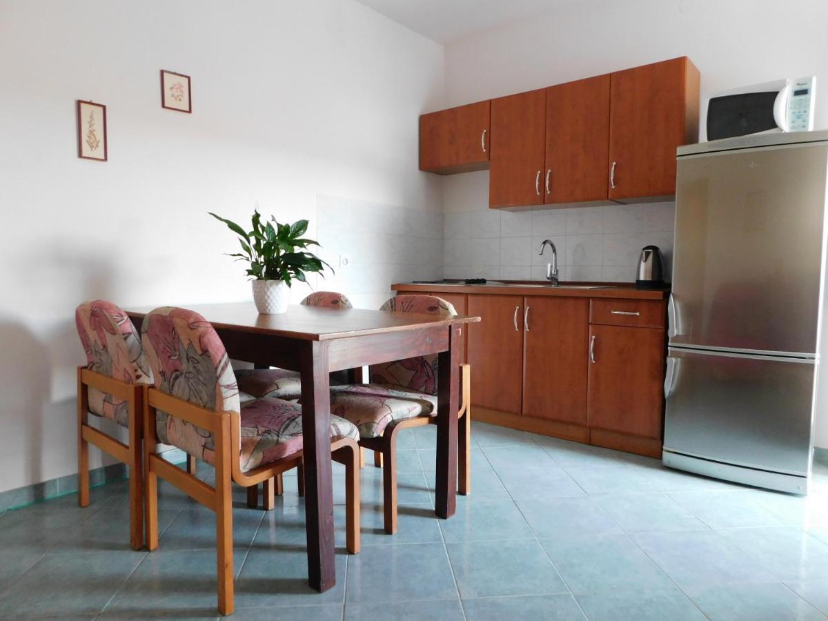 Apartmani Salus Pag Town Exterior photo