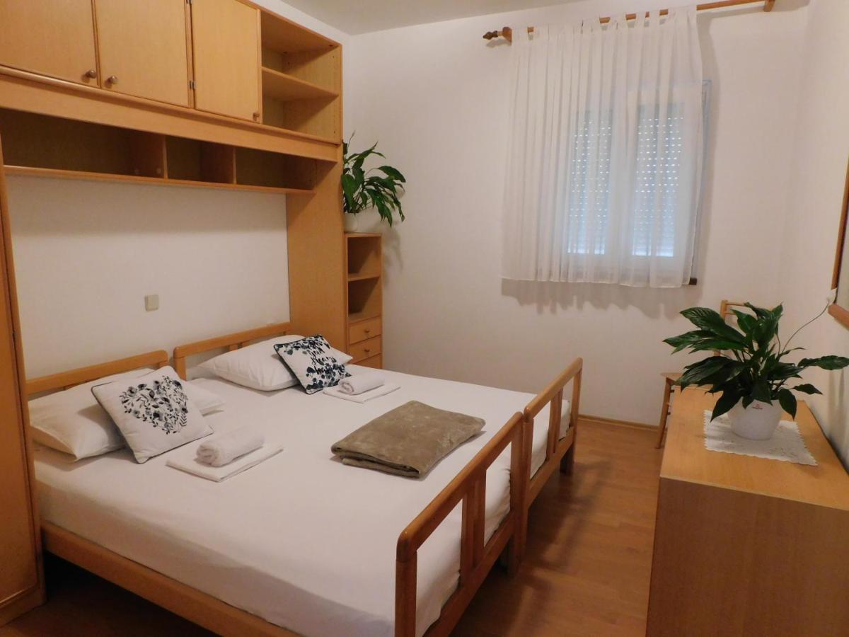 Apartmani Salus Pag Town Exterior photo
