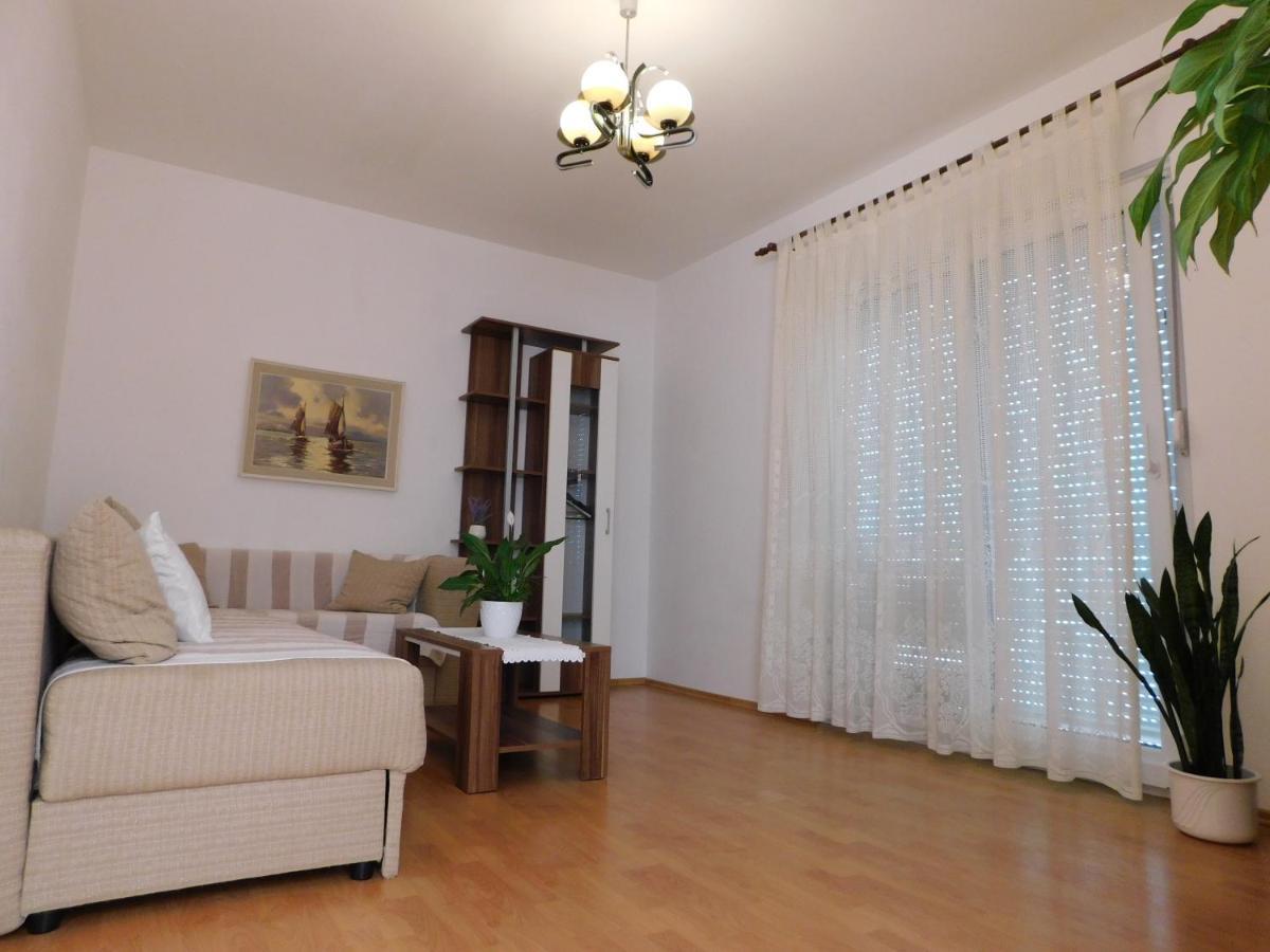 Apartmani Salus Pag Town Exterior photo