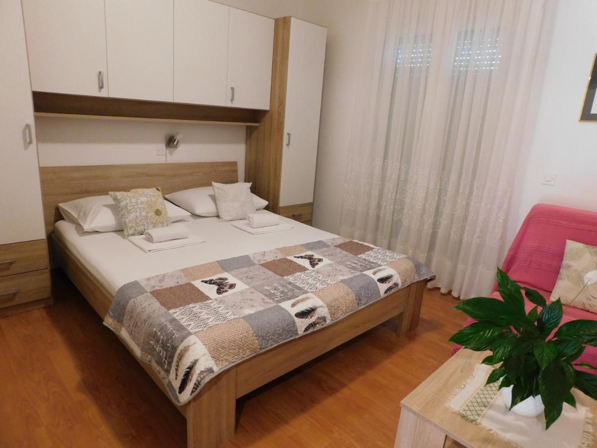Apartmani Salus Pag Town Exterior photo