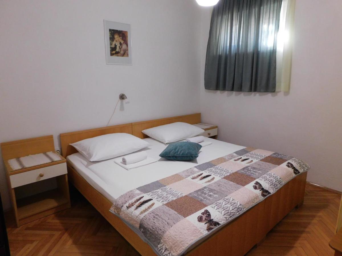 Apartmani Salus Pag Town Exterior photo
